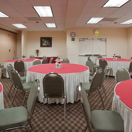 Holiday Inn Express & Suites Tracy By Ihg Exterior photo