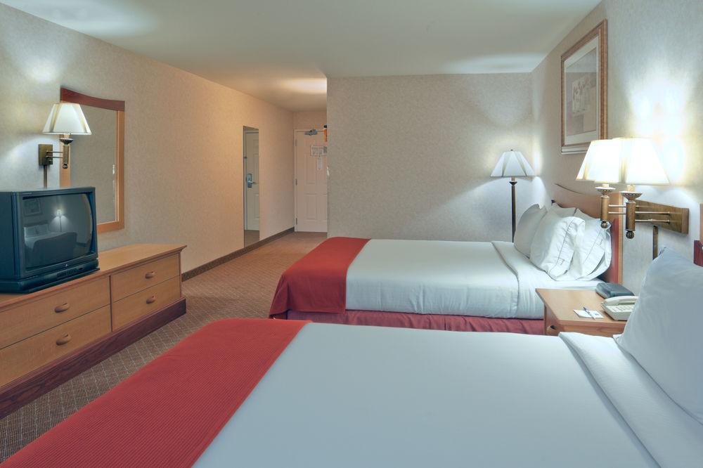 Holiday Inn Express & Suites Tracy By Ihg Exterior photo